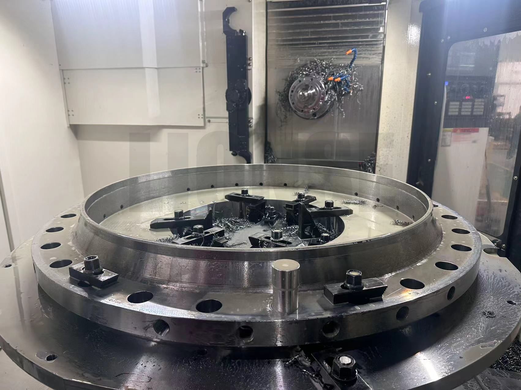 Как обеспечить вертикальность отверстия при сверлении фланцев большого диаметра?