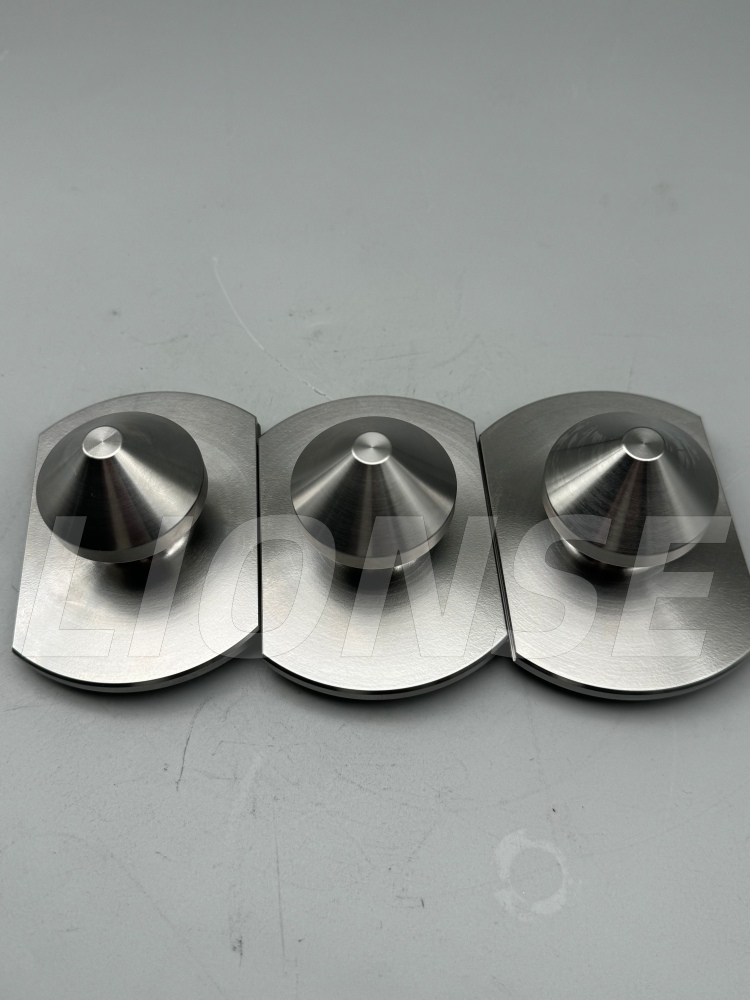 Фиксатор с конической поверхностью